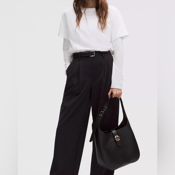 NWT lululemon athletica Leather Alternative Shoulder Bag 8L Black/Gold - Picture 2 of 12